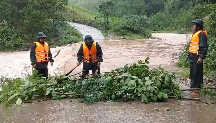 Tổ công tác Đồn Biên phòng Ra Mai, Bộ đội biên phòng Quảng Bình chốt chặn các ngầm tràn, tuyến đường giao thông dễ sạt lở, tiềm ẩn nguy hiểm, tuyên truyền người dân không qua lại nhằm đảm bảo an toàn. Ảnh: TTXVN phát