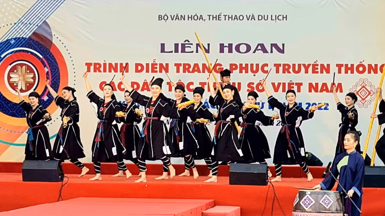 Lần đầu tiên trình diễn trang phục truyền thống các dân tộc thiểu số khu vực phía Bắc ảnh 3