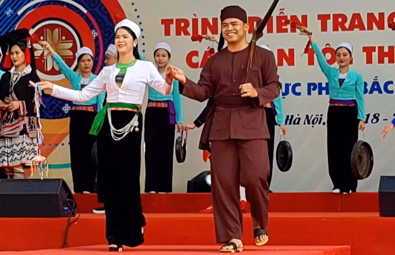Lần đầu tiên trình diễn trang phục truyền thống các dân tộc thiểu số khu vực phía Bắc ảnh 8