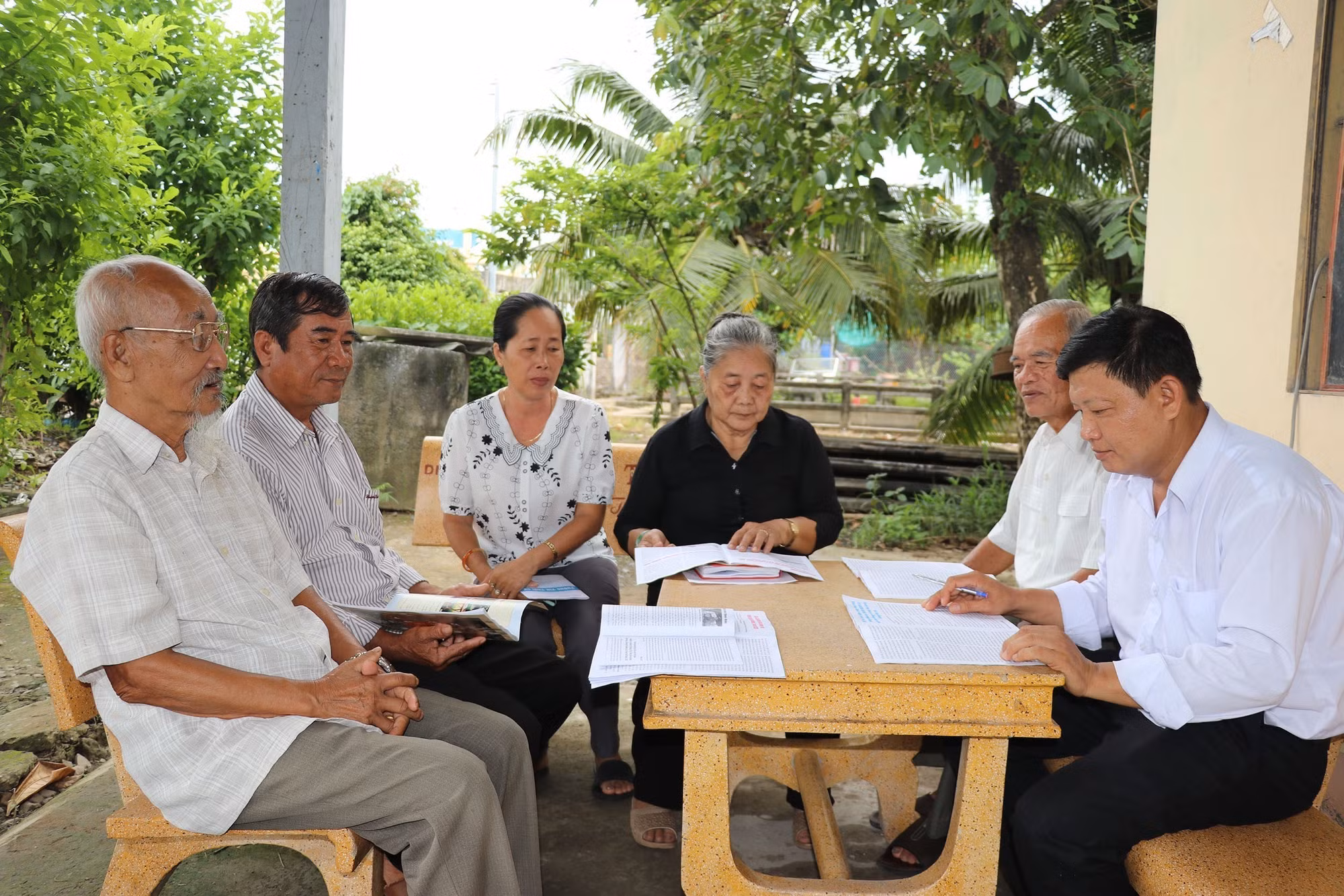 Đảng viên cao niên gương mẫu trong học tập và làm theo Bác ảnh 1