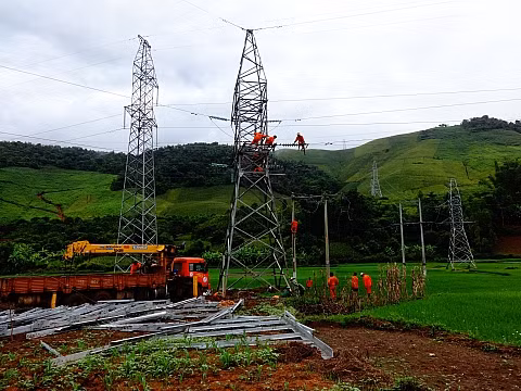 Các nhà thầu thi công đường dây 110kV Sơn La - Mường La mạch 2. Ảnh: sonlapc.vn 