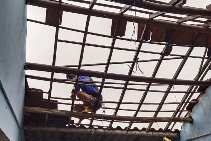 Quảng Ngãi: Lốc xoáy làm hàng chục ngôi nhà bị hư hại ảnh 1