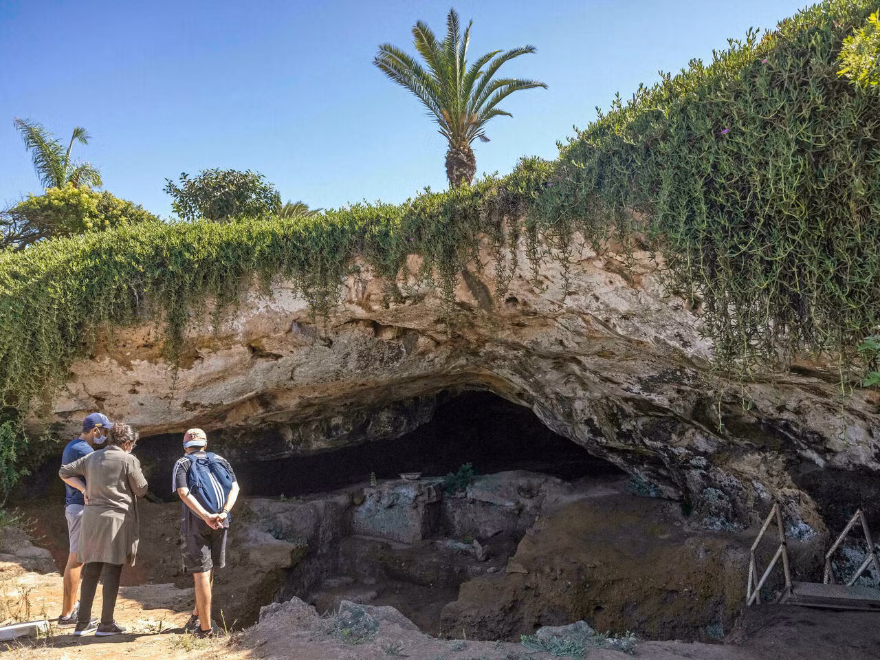 Phát hiện công cụ may quần áo bằng xương lâu đời nhất tại Maroc ảnh 1