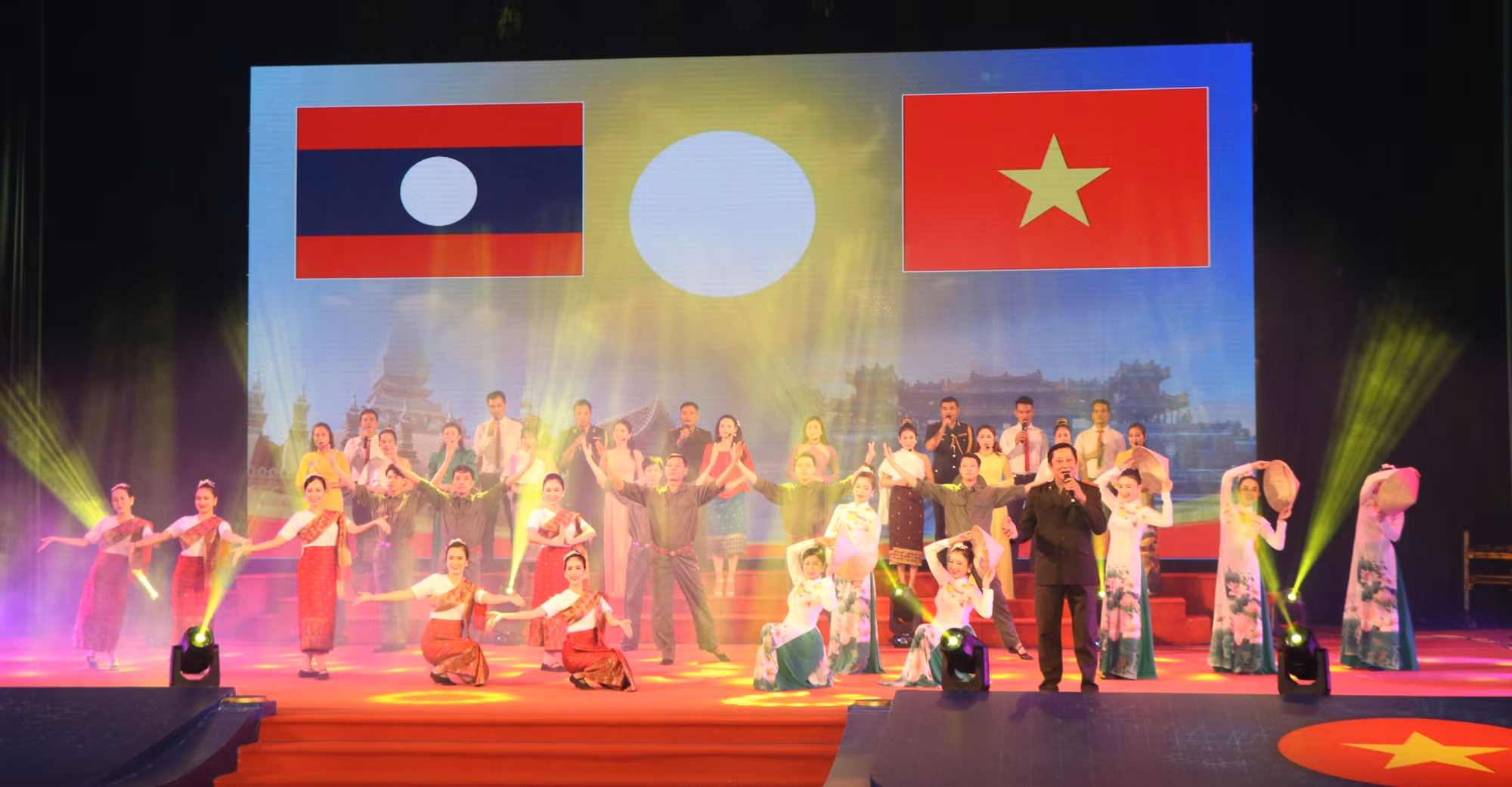 Đặc sắc chương trình giao lưu nghệ thuật Việt Nam - Lào ảnh 2