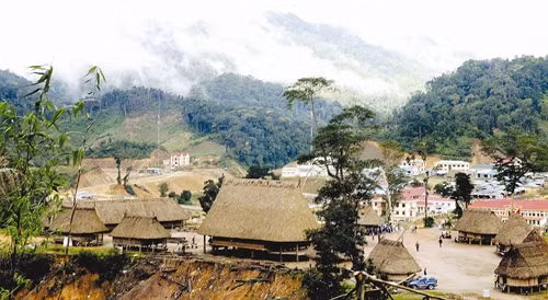 Làng truyền thống của người Cơ-tu ở huyện Tây Giang