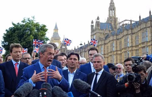 Lãnh đạo Đảng Độc lập Liên hiệp Anh (UKIP) Nigel Farage phát biểu trong cuộc họp báo sau kết quả cuộc trưng cầu ý dân ở London ngày 24/6. AFP/ TTXVN