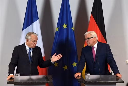 Trong ảnh (tư liệu): Ngoại trưởng Đức Frank-Walter Steinmeier (phải) và người đồng cấp Pháp Jean-Marc Ayrault trong cuộc họp báo chung ở Brandenburg an der Havel, Đức ngày 15/6. AFP/TTXVN