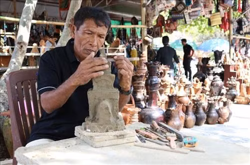 Biểu diễn chế tác mô hình tháp Chăm tại tháp Po Klong Garai, thành phố Phan Rang - Tháp Chàm. Ảnh: Nguyễn Thành - TTXVN