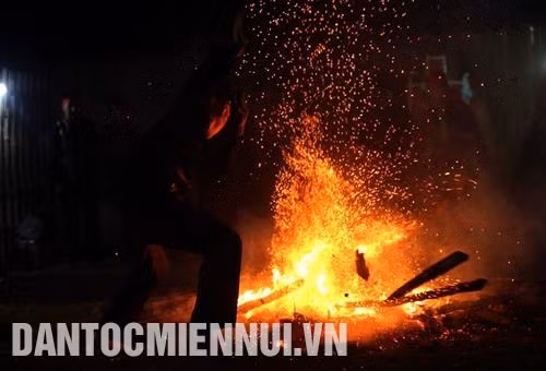 Lễ nhảy lửa của người Dao đỏ được tổ chức trên một khoảng sân rộng, tại bản Huổi Sâu, xã Pa Tần, huyện Nậm Pồ. Ảnh: Phan Tuấn Anh Bát than hồng được đặt lên bàn thờ xin thần Lửa ban phép. Ảnh: Phan Tuấn Anh Thầy cúng khấn xin thần Lửa cho các trai bản được tham gia lễ nhảy lửa. Ảnh: Phan Tuấn Anh Trước khi nhảy lửa, người Dao đỏ tổ chức ca hát, nhảy múa. Ảnh: Phan Tuấn Anh
