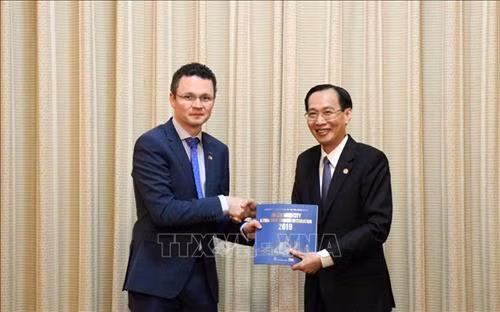Ông Lê Thanh Liêm và ông Patrick O’Donovan (trái) tại buổi tiếp. Ảnh: Xuân Khu-TTXVN