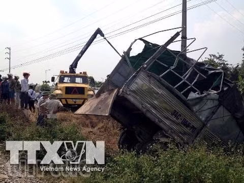 Chiếc xe tải gặp nạn. Ảnh: Mạnh Tú/TTXVN