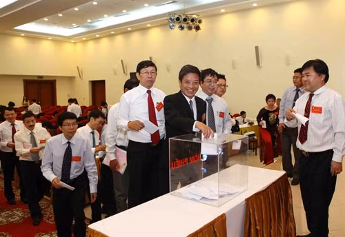 Các đại biểu bỏ phiếu bầu Ban chấp hành Đảng bộ TTXVN nhiệm kỳ 2015 – 2020. Ảnh: Quý Trung- TTXVN