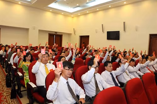 Các đại biểu thông qua Nghị quyết của Đại hội. Ảnh: Qúy Trung- TTXVN