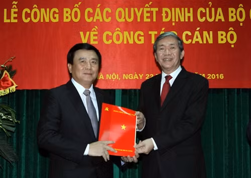 Đồng chí Đinh Thế Huynh, Ủy viên Bộ Chính trị, Thường trực Ban Bí thư trao quyết định của Bộ Chính trị cho Giáo sư, Tiến sỹ Nguyễn Xuân Thắng (trái). Ảnh: Nguyễn Dân- TTXVN