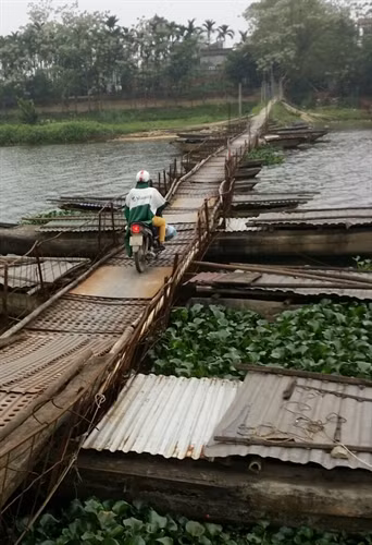 Mặc dù là cầu phao tự chế mất an toàn bắc qua sông Đáy nhưng hàng ngày, người dân vẫn phải trả phí để đi qua cây cầu nối xã Vạn Kim (huyện Mỹ Đức) với xã Phù Lưu (huyện Ứng Hòa).