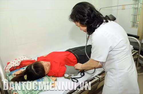 Kiểm tra sức khỏe cho người dân trong xã tại Trạm y tế Tân Thông Hội