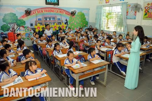 Trường tiểu học Tân Thông (huyện Củ Chi) được xây dựng từ năm 2010 với tổng kinh phí lên đến 47 tỷ đồng, được trang bị đầy đủ phòng vi tính, phòng đọc sách, hồ bơi…. Trường hiện có 33 phòng học với hơn 1.400 học sinh, đáp ứng cho nhu cầu học tập của con em người dân trên địa bàn 4 ấp trong xã. Trong ảnh: Một lớp học của trường Tiểu học Tân Thông