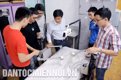 PGS-TS Nguyễn Trường Thịnh (giữa),Trưởng khoa Cơ chí Chế tạo máy (Trường Đại học Sư phạm Kỹ thuật TP.HCM) hướng dẫn sinh viên chế tạo hệ thống máy tự động phục vụ xây dựng đô thị thông minh