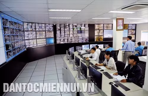 Trung tâm giám sát và điều khiển giao thông TP.HCM được tích hợp hệ thống giám sát, đo đếm lưu lượng xe lưu thông, xử lý các sự cố giao thông, đảm bảo an ninh trật tự trên các tuyến đường tại các quận, huyện trên địa bàn