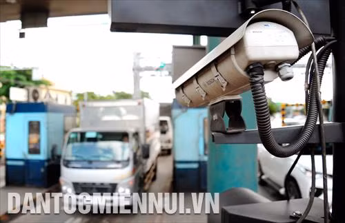Hệ thống thu phí tự động không dừng VETC tại Trạm thu phí An Sương (An Lạc, TP.HCM) bắt đầu hoạt động từ tháng 10/2018. Đây là dịch vụ thu phí tự động đường bộ VETC áp dụng công nghệ RFID (Radio Frequency Identification) sử dụng sóng radio để nhận diện tự động phương tiện xe cơ giới. Thông qua thẻ định danh E-Tag dán trên phương tiện, dịch vụ VETC giúp phương tiện lưu thông qua trạm thu phí không phải dừng chờ thanh toán, giữ được tốc độ lưu thông ổn định và tiết kiệm nhiên liệu. Trong ảnh: Camera kết nối với hệ thống máy tính giúp nhận diện các phương tiện qua trạm thu phí không dừng
