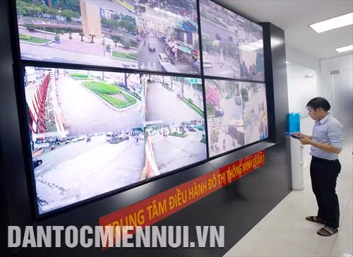 Hệ thống màn hình giám sát giao thông, an ninh trật tự các tuyến đường chính tại Trung tâm điều hành đô thị thông minh quận 1 (TP.HCM)