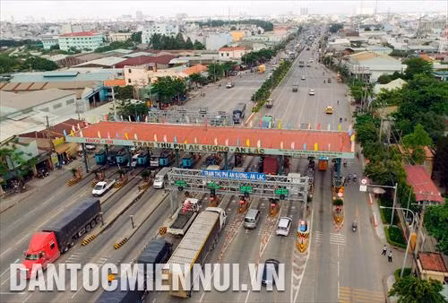 Nhờ áp dụng hệ thống thu phí tự động không dừng (VETC), các phương tiện lưu thông qua Trạm thu phí An Sương (An Lạc, TP.HCM) dễ dàng, thông thoáng
