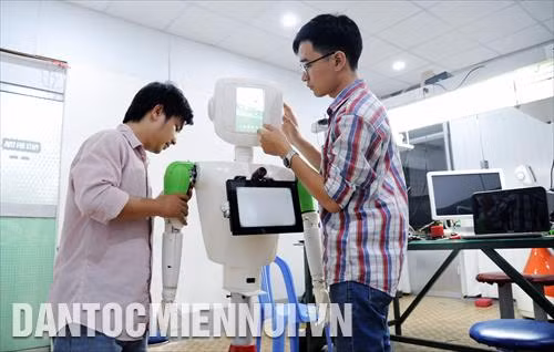 Các sinh viên vận hành thử nghiệm các robot ứng dụng vào các công việc trong đời sống thường nhật phục vụ cho đô thị thông minh tại Khoa Cơ khí Chế tạo máy, Trường Đại Học Sư phạm Kỹ thuật TP.HCM