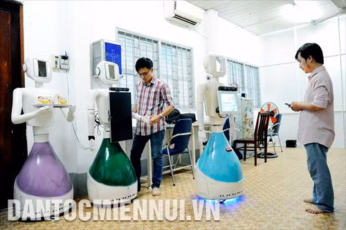 Các sinh viên vận hành thử nghiệm các robot ứng dụng vào các công việc trong đời sống thường nhật phục vụ cho đô thị thông minh tại Khoa Cơ khí Chế tạo máy, Trường Đại Học Sư phạm Kỹ thuật TP.HCM