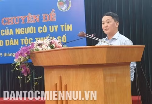 Đồng chí Hầu A Lềnh, Ủy viên Trung ương Đảng, Phó Chủ tịch, Tổng Thư ký Ủy ban Trung ương Mặt trận Tổ quốc Việt Nam phát biểu tại Hội thảo. Ảnh: Hoàng Hải