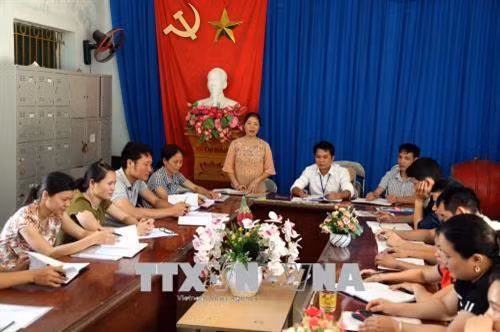 Cô Thầm trong buổi giao ban với các thày cô trong trường. Ảnh: Đức Hiếu-TTXVN.