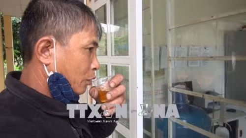 Bệnh nhân uống thuốc Methadone tại trạm Y tế xã Tông Lạnh, huyện Thuận Châu (Sơn La). Ảnh: Nguyễn Chiến-TTXVN