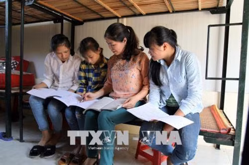 Cô Thầm hướng dẫn các em học sinh ôn luyện. Ảnh: Đức Hiếu -TTXVN