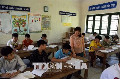 Cô Thầm hướng dẫn các em học sinh ôn luyện. Ảnh: Đức Hiếu-TTXVN