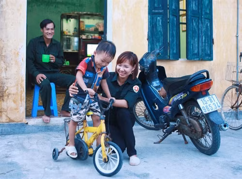 Gia đình anh Vũ Văn Phường và chị Đoàn Thị Linh là những người gắn bó với đảo hơn chục năm và đã ổn định cuộc sống trên đảo Bạch Long Vĩ