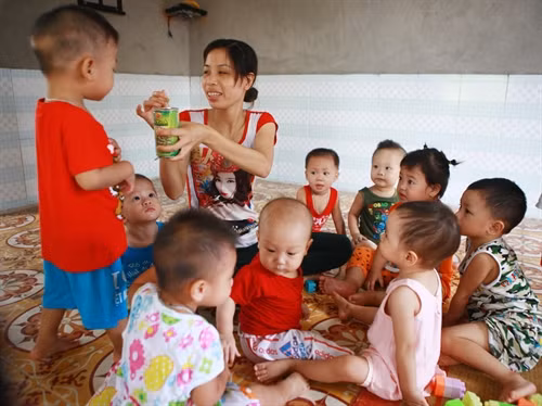 Con em của đội viên thanh niên xung phong được nuôi dưỡng, chăm sóc tại nhà trẻ do chính Liên đội thành lập