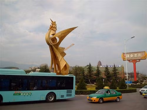 Bảo Kê với biểu tượng chú gà trống vàng ngay cửa ngõ. Đây là thành phố lớn thứ 2 của tỉnh Thiểm Tây.