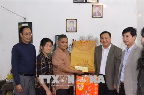 Đoàn công tác đến thăm gia đình ông Nguyễn Trọng Việt, ở xóm 14B, xã Phúc Hà (thành phốThái Nguyên), bố của Trung úy Nguyễn Trọng Đại đang làm nhiệm vụ tại đảo Sinh Tồn. Ảnh: Thu Hằng - TTXVN
