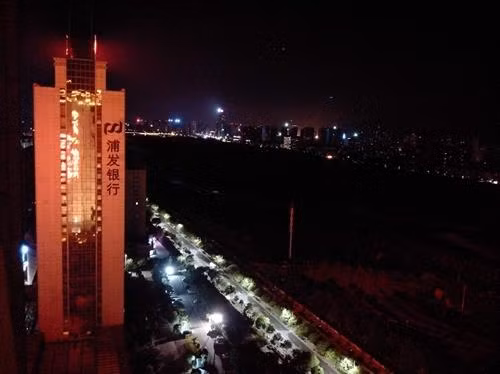 Bảo Kê về đêm vẫn không khó để nhận ra cây xanh phủ bóng trên những con đường.