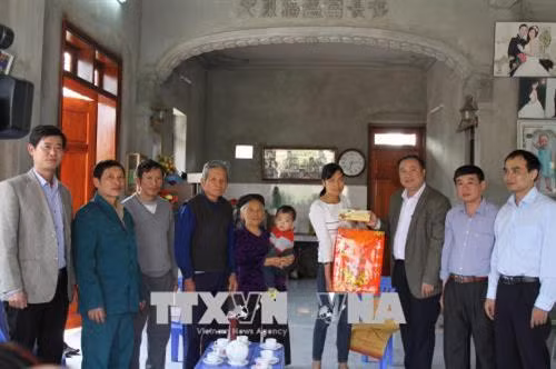 Đoàn công tác đến thăm gia đình chị Dương Thị Hồng Nụ, ở xóm Diễn Cầu, xã Tân Đức, huyện Phú Bình là vợ của Trung úy Dương Tuấn Hải, chiến sĩ đang công tác tại đảo Trường Sa. Ảnh: Thu Hằng - TTXVN