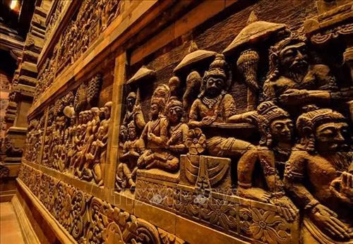 Quần thể chùa có diện tích khoảng 5.100 ha, với gần 1.000 ha hồ nước, 3.000 ha núi đá, rừng tự nhiên… cùng nhiều thung lũng, 3 mặt bao bọc bởi núi, trước là hồ Tam Chúc với 6 quả núi nhỏ. Ảnh: Thành Đạt - TTXVN Ba pho tượng Phật bằng đồng dát đồng đen, mỗi bức nặng 200 tấn đặt giữa trung tâm điện Tam Thế. Ảnh: Thành Đạt – TTXVN Trung tâm Hội nghị quốc tế được xây dựng nổi trên mặt hồ cao 31 m. Ảnh: Thành Đạt – TTXVN Điện Tam thế đã cơ bản hoàn thành. Ảnh: Thành Đạt – TTXVN Quần thể chùa Tam Chúc nhìn từ xa. Ảnh: Thành Đạt – TTXVN Quần thể chùa có diện tích khoảng 5.100 ha, với gần 1.000 ha hồ nước, 3.000 ha núi đá, rừng tự nhiên… cùng nhiều thung lũng, 3 mặt bao bọc bởi núi, trước là hồ Tam Chúc với 6 quả núi nhỏ. Ảnh: Thành Đạt – TTXVN Buổi tập huấn cho các tình nguyện viên phục vụ Đại lễ Vesak 2019. Ảnh: Thành Đạt – TTXVN Cờ của các quốc gia tham dự được treo trang trọng trước thềm Đại lễ Vesak 2019. Ảnh: Thành Đạt – TTXVN Chùa Tam Chúc được xây dựng đặc biệt với 12.000 bức tranh đá miêu tả các sự tích của Đức Phật được những nghệ nhân tạc bằng đá núi lửa ở Indonesia. Ảnh: Thành Đạt - TTXVN