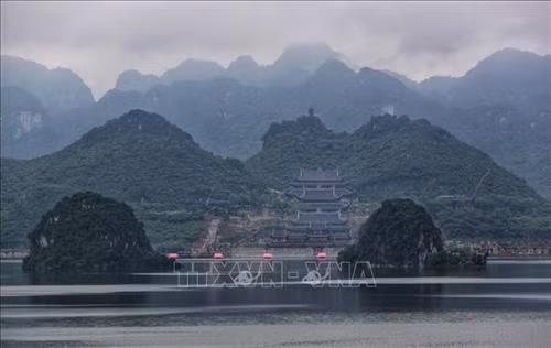 Quần thể chùa có diện tích khoảng 5.100 ha, với gần 1.000 ha hồ nước, 3.000 ha núi đá, rừng tự nhiên… cùng nhiều thung lũng, 3 mặt bao bọc bởi núi, trước là hồ Tam Chúc với 6 quả núi nhỏ. Ảnh: Thành Đạt - TTXVN Ba pho tượng Phật bằng đồng dát đồng đen, mỗi bức nặng 200 tấn đặt giữa trung tâm điện Tam Thế. Ảnh: Thành Đạt – TTXVN Trung tâm Hội nghị quốc tế được xây dựng nổi trên mặt hồ cao 31 m. Ảnh: Thành Đạt – TTXVN Điện Tam thế đã cơ bản hoàn thành. Ảnh: Thành Đạt – TTXVN Quần thể chùa Tam Chúc nhìn từ xa. Ảnh: Thành Đạt – TTXVN Quần thể chùa có diện tích khoảng 5.100 ha, với gần 1.000 ha hồ nước, 3.000 ha núi đá, rừng tự nhiên… cùng nhiều thung lũng, 3 mặt bao bọc bởi núi, trước là hồ Tam Chúc với 6 quả núi nhỏ. Ảnh: Thành Đạt – TTXVN Buổi tập huấn cho các tình nguyện viên phục vụ Đại lễ Vesak 2019. Ảnh: Thành Đạt – TTXVN Cờ của các quốc gia tham dự được treo trang trọng trước thềm Đại lễ Vesak 2019. Ảnh: Thành Đạt – TTXVN Chùa Tam Chúc được xây dựng đặc biệt với 12.000 bức tranh đá miêu tả các sự tích của Đức Phật được những nghệ nhân tạc bằng đá núi lửa ở Indonesia. Ảnh: Thành Đạt - TTXVN