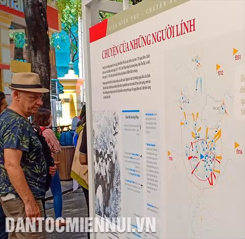 Triển lãm cũng thu hút sự quan tâm của du khách nước ngoài