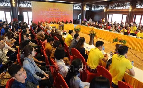 Quần thể chùa có diện tích khoảng 5.100 ha, với gần 1.000 ha hồ nước, 3.000 ha núi đá, rừng tự nhiên… cùng nhiều thung lũng, 3 mặt bao bọc bởi núi, trước là hồ Tam Chúc với 6 quả núi nhỏ. Ảnh: Thành Đạt - TTXVN Ba pho tượng Phật bằng đồng dát đồng đen, mỗi bức nặng 200 tấn đặt giữa trung tâm điện Tam Thế. Ảnh: Thành Đạt – TTXVN Trung tâm Hội nghị quốc tế được xây dựng nổi trên mặt hồ cao 31 m. Ảnh: Thành Đạt – TTXVN Điện Tam thế đã cơ bản hoàn thành. Ảnh: Thành Đạt – TTXVN Quần thể chùa Tam Chúc nhìn từ xa. Ảnh: Thành Đạt – TTXVN Quần thể chùa có diện tích khoảng 5.100 ha, với gần 1.000 ha hồ nước, 3.000 ha núi đá, rừng tự nhiên… cùng nhiều thung lũng, 3 mặt bao bọc bởi núi, trước là hồ Tam Chúc với 6 quả núi nhỏ. Ảnh: Thành Đạt – TTXVN Buổi tập huấn cho các tình nguyện viên phục vụ Đại lễ Vesak 2019. Ảnh: Thành Đạt – TTXVN Cờ của các quốc gia tham dự được treo trang trọng trước thềm Đại lễ Vesak 2019. Ảnh: Thành Đạt – TTXVN Chùa Tam Chúc được xây dựng đặc biệt với 12.000 bức tranh đá miêu tả các sự tích của Đức Phật được những nghệ nhân tạc bằng đá núi lửa ở Indonesia. Ảnh: Thành Đạt - TTXVN
