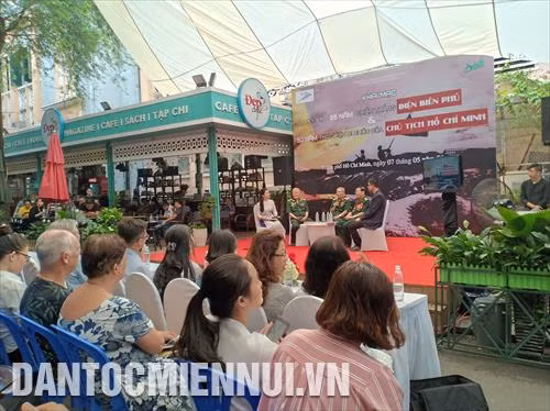 Quang cảnh buổi giao lưu cùng các cựu chiến binh với chủ đề “Điện Biên Phủ - Chuyện những người làm nên lịch sử”
