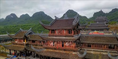 Quần thể chùa có diện tích khoảng 5.100 ha, với gần 1.000 ha hồ nước, 3.000 ha núi đá, rừng tự nhiên… cùng nhiều thung lũng, 3 mặt bao bọc bởi núi, trước là hồ Tam Chúc với 6 quả núi nhỏ. Ảnh: Thành Đạt - TTXVN Ba pho tượng Phật bằng đồng dát đồng đen, mỗi bức nặng 200 tấn đặt giữa trung tâm điện Tam Thế. Ảnh: Thành Đạt – TTXVN Trung tâm Hội nghị quốc tế được xây dựng nổi trên mặt hồ cao 31 m. Ảnh: Thành Đạt – TTXVN Điện Tam thế đã cơ bản hoàn thành. Ảnh: Thành Đạt – TTXVN Quần thể chùa Tam Chúc nhìn từ xa. Ảnh: Thành Đạt – TTXVN Quần thể chùa có diện tích khoảng 5.100 ha, với gần 1.000 ha hồ nước, 3.000 ha núi đá, rừng tự nhiên… cùng nhiều thung lũng, 3 mặt bao bọc bởi núi, trước là hồ Tam Chúc với 6 quả núi nhỏ. Ảnh: Thành Đạt – TTXVN Buổi tập huấn cho các tình nguyện viên phục vụ Đại lễ Vesak 2019. Ảnh: Thành Đạt – TTXVN Cờ của các quốc gia tham dự được treo trang trọng trước thềm Đại lễ Vesak 2019. Ảnh: Thành Đạt – TTXVN Chùa Tam Chúc được xây dựng đặc biệt với 12.000 bức tranh đá miêu tả các sự tích của Đức Phật được những nghệ nhân tạc bằng đá núi lửa ở Indonesia. Ảnh: Thành Đạt - TTXVN