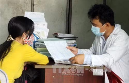 Điều trị cho bệnh nhân HIV/AIDS tại Trung tâm Y tế Cộng đồng Quận 6, Thành phố Hồ Chí Minh. Ảnh: Phương Vy -TTXVN.