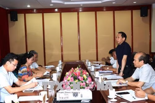 Phó Chủ tịch UBND tỉnh Hà Giang Trần Đức Quý báo cáo với Đoàn công tác của Bộ Văn hóa, Thể thao và Du lịch. Ảnh: Minh Tâm-TTXVN