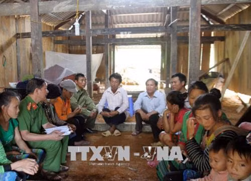 Lực lượng Công an chính qui của xã Trung Đồng (huyện Tân Uyên) vận động bà con trong xã tham gia phong trào “Toàn dân bảo vệ an ninh Tổ quốc”. Ảnh: Quý Trung - TTXVN