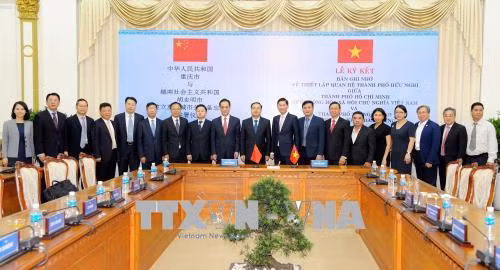 Các đại biểu Thành phố Hồ Chí Minh và thành phố Trùng Khánh chụp ảnh lưu niệm. Ảnh: Xuân Khu-TTXVN