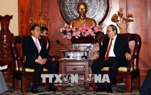 Ông Nguyễn Thiện Nhân Ủy viên Bộ Chính trị, Bí thư Thành ủy Thành phố Hồ Chí Minh (phải) tiếp ông Hitoshi Goto Thống đốc tỉnh Yamanashi (Nhật Bản). Ảnh: Xuân Khu-TTXVN